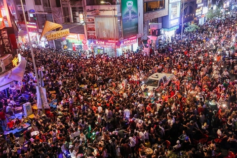 'Ma quỷ' tràn ngập phố đi bộ Sài Gòn đêm Halloween