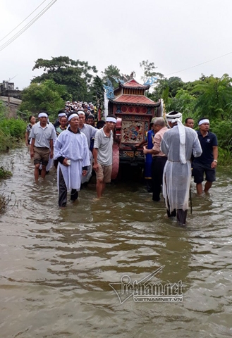 Hà Nội: Đẩy xe tang giữa mênh mang lũ đưa người thân về cõi vĩnh hằng