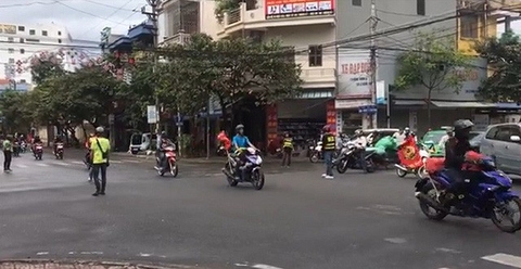 Triệu tập đoàn phượt thủ chặn ngã tư giành đường như... xe ưu tiên