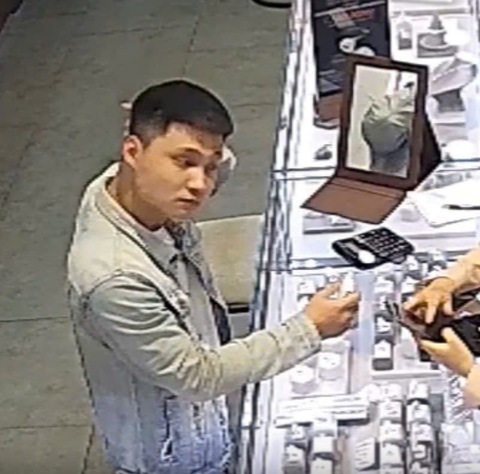 Bắt giữ nam thanh niên trộm nhẫn kim cương ở tiệm vàng