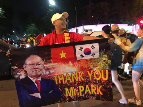 Người dân cả nước sôi động mừng chiến thắng của đội tuyển Việt Nam