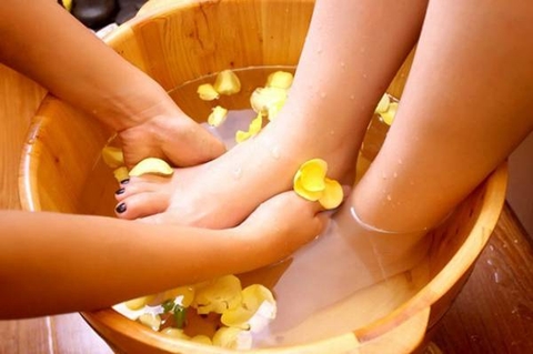 Ngâm chân nước ấm giúp giảm đau đầu