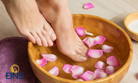 Ngâm chân có thể giúp bắp chân nhỏ gọn