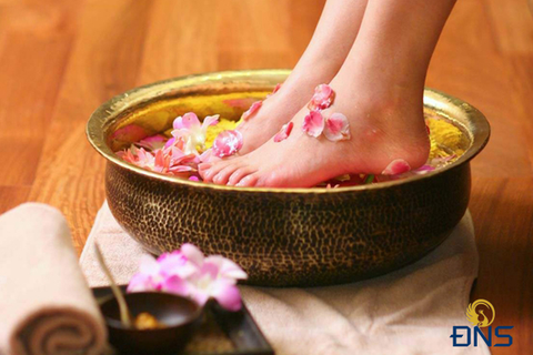 Mùa mưa đến làm gì để giữ gìn đôi chân