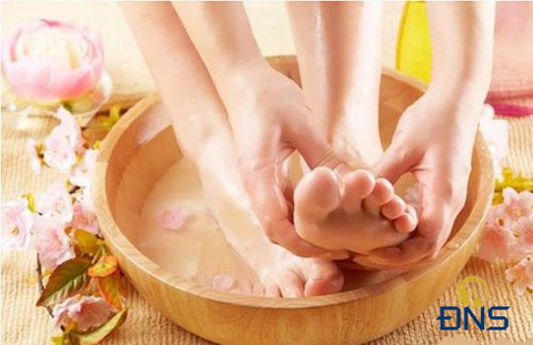 Hướng dẫn ngâm chân cho người bị suy giãn tĩnh mạch