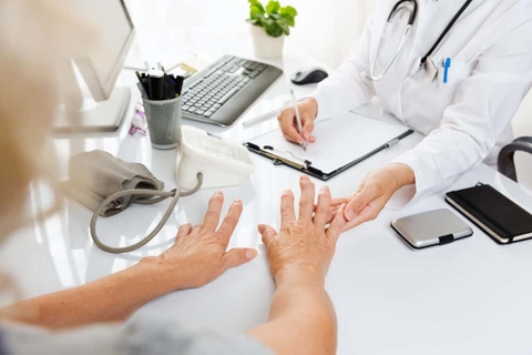 Nhận biết và điều trị viêm đa khớp dạng thấp theo từng giai đoạn