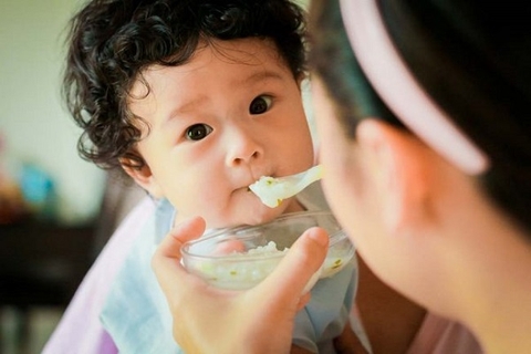 Bé ăn dặm như thế nào là đúng cách