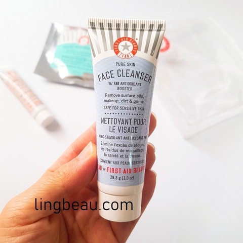 Sữa rửa mặt First Aid Beauty Pure Skin Face Cleanser 28.3g
