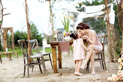 Bộ ảnh “gây thèm bé gái” của mẹ con MC Huyền Châu