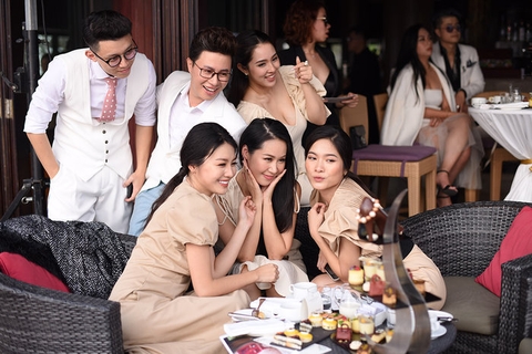 Hàng loạt sao nổi tiếng của showbiz Việt tới dự tiệc của NTK Huyền Châu