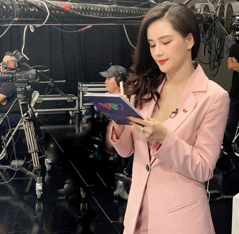 Kỷ niệm đáng nhớ của cô gái xinh đẹp lần đầu làm MC truyền hình