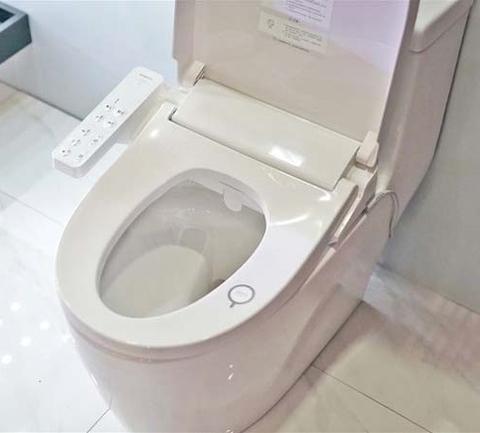 Bồn cầu thông minh điện tử có cần dùng điện không?