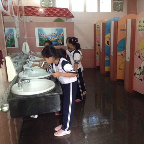 Mua thiết bị vệ sinh cho trường học