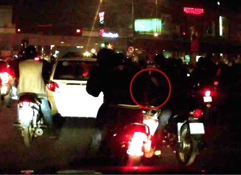 Camera chộp cảnh chạy xe máy móc túi trên đường Hà Nội