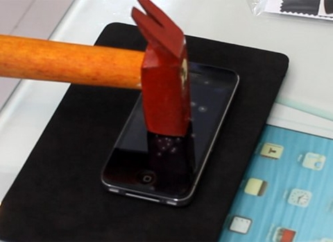 Miếng dán giúp iPhone dùng búa đập không vỡ