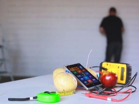 Microsoft trình diễn sạc Lumia 930 bằng... khoai tây và táo