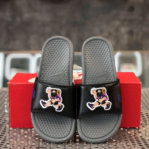 NIKE BENASSI JDI PRINT SLIDE 'HIKER CARTOON - BLACK GREY' - 631261037