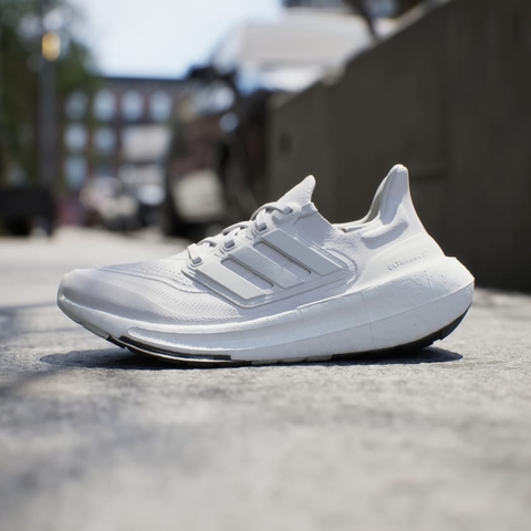 Giày chạy bộ nữ adidas ULTRABOOST LIGHT - GY9352