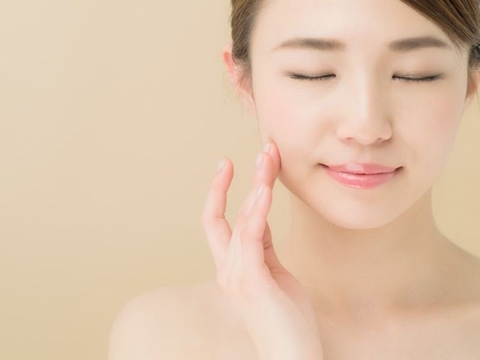 Tiết lộ sự thật về dùng nước muối sinh lý để rửa mặt