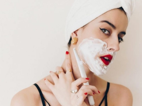 Cạo lông mặt là gì? Có nên cạo lông mặt hay không?