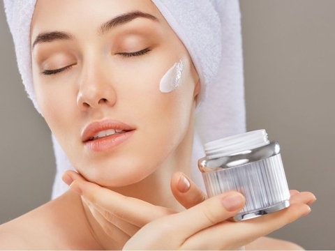 Chia sẻ chuyên gia: Bôi mỹ phẩm bao lâu thì hiệu quả?