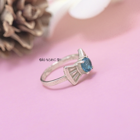 Nhẫn Bạc Trẻ Em Chiếc Nơ Gắn Đá Màu Xanh Dương N2409040071