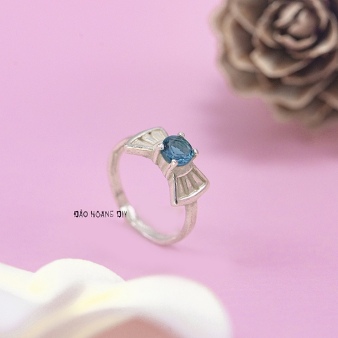 Nhẫn Bạc Trẻ Em Chiếc Nơ Gắn Đá Màu Xanh Dương N2409040071