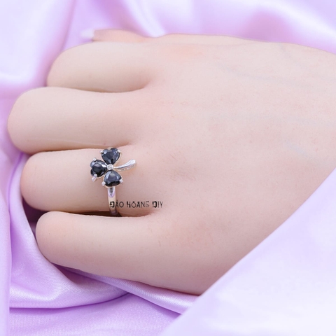 Nhẫn Bạc Nữ Phong Thủy Đá Đen Hình Cỏ 3 Lá N2409040120