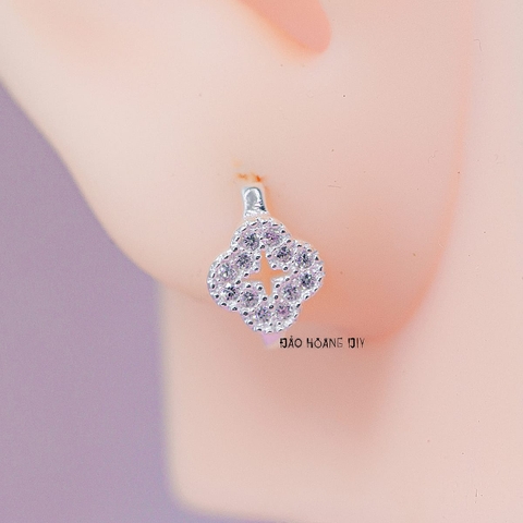 Bông Tai Bạc Nữ S925 Khong Tròn Cỏ 4 Lá Đính Đá Tấm Lung Linh H2410280010