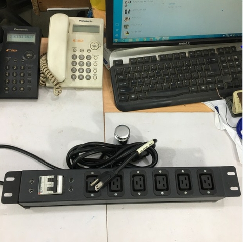Thanh Phân Phối Nguồn Điện PDU Rack Mount 19 inch 1U 6 Way IEC C19 PDU MCB BHW-T4 C32 MITSUBISHI Công Suất Max 15A to NEMA 5-15P Plug Power Cord 3x2.08mm Length 2.5M