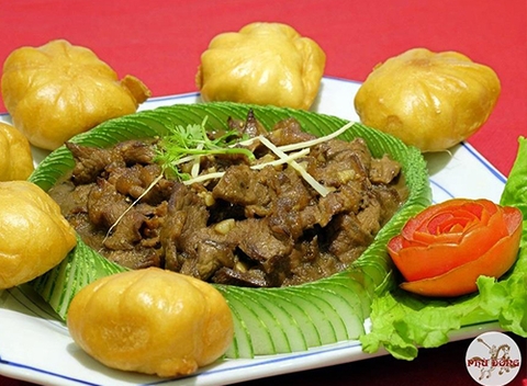 Bò sốt tiêu đen bánh bao / đĩa