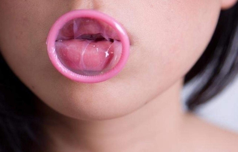 Ngậm bao cao su khi quan hệ: Cảnh báo rủi ro ẩn sau sự táo bạo