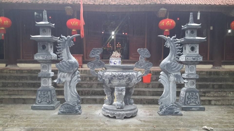bộ đồ thờ bằng đá đặt bên ngoài