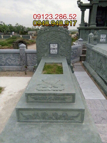 Mộ đá xanh rêu đơn giản