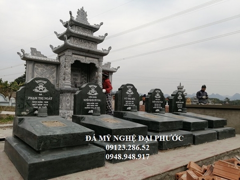 Mộ nguyên khối đá xanh rêu tại Ninh Bình