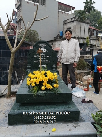 Mộ đá xanh rêu nguyên khối lắp đặt tại Hưng Yên