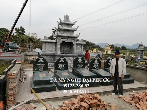 Bên trong khuôn viên khu lăng mộ đá