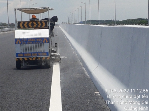 Hodutec thi công vạch kẻ sơn đường trên tuyến cao tốc Tiên Yên - Móng Cái