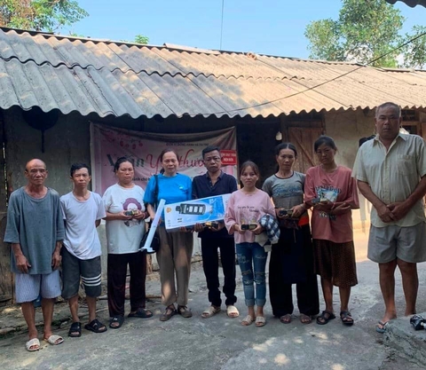 Tặng Đèn Năng Lượng Mặt Trời Liền Thể cho Xóm Nghèo Chạy Thận Điện Biên