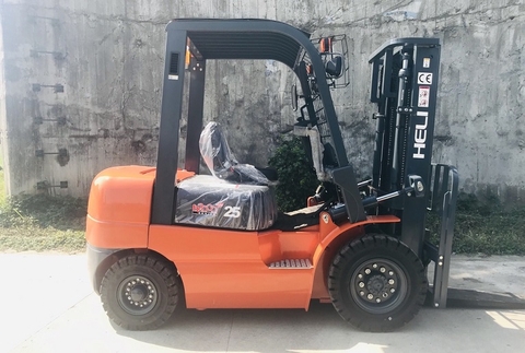 xe nâng dầu 2.5 tấn