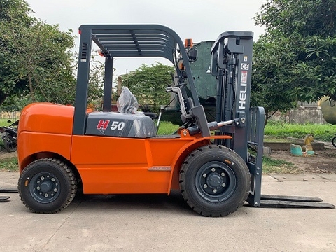 xe nâng dầu 5 tấn