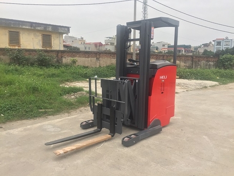 xe nâng reach truck đứng lái