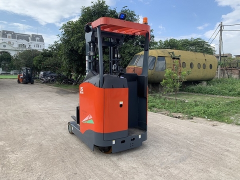 Xe nâng Reach truck - Đứng lái