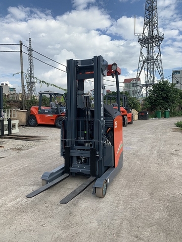 Xe nâng Reach truck Lithium