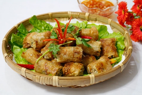 Bánh tráng gạo cuốn ram, ngon, giòn rụm, ăn mãi không ngán