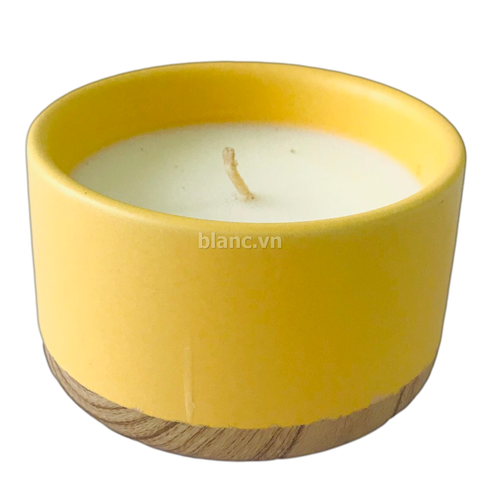 Nến thơm màu vàng trơn