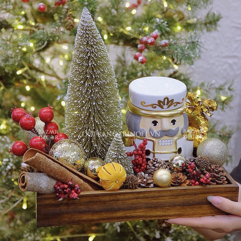 Set khay nến thơm trang trí Noel - hũ nến gốm Kẹp Hạt Dẻ 20x30cm