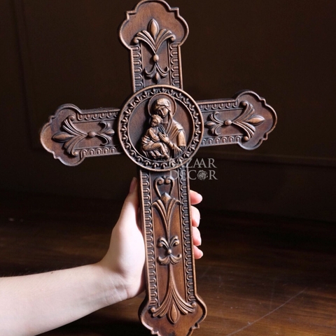 Thánh giá điêu khắc gỗ Mẹ Bế Chúa