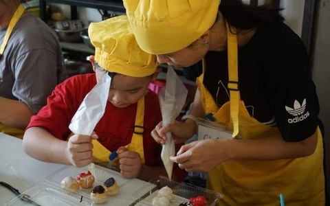 Mẹ và bé cùng làm bánh, khoảng thời gian trải nghiệm đầy bổ ích cho trẻ!