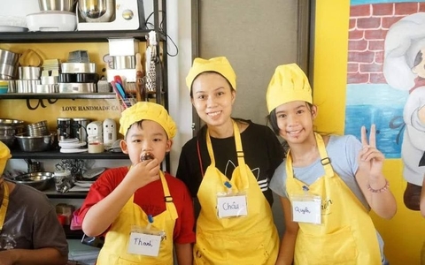 Tạo mùa hè ý nghĩa, bổ ích cho trẻ qua lớp làm bánh hè tại Út Thiện